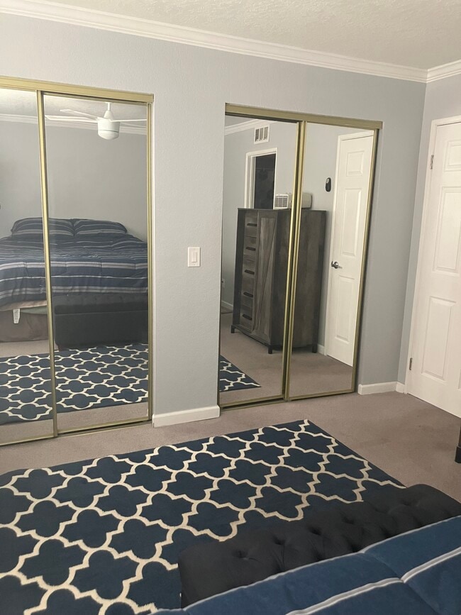 Building Photo - 1800 Club House Dr Unit 132