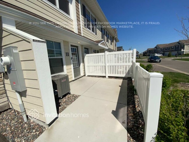 Photo - 10948 Yalta St NE