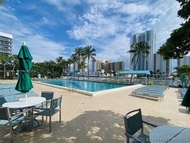 Photo - 1000 Parkview Dr Unit 316