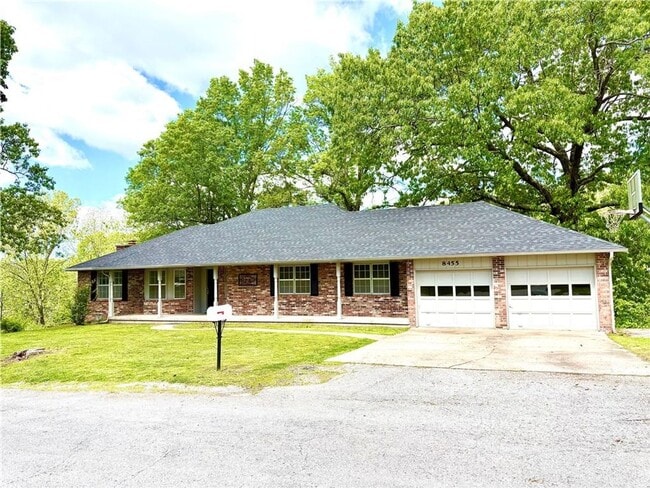 Building Photo - Spacious 4 bedroom, 2.5  bath house near B...