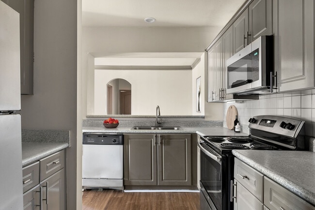 C234080 RetreatAtSweetwater_VS Still_3B2B_Kitchen_01_final - Retreat at Sweetwater