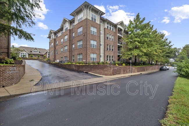 Building Photo - 2310 Elliott Ave Unit 1