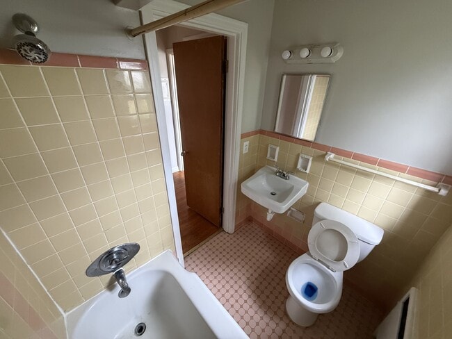Mt Airy Horseshoe Apartments