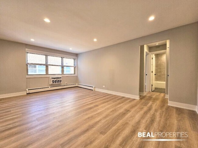 Building Photo - 1 bedroom in CHICAGO IL 60657 Unit 404 Rental