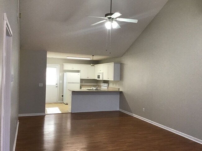 Photo - 3 Bedroom Condo off McConnells Hwy!  ***RE...