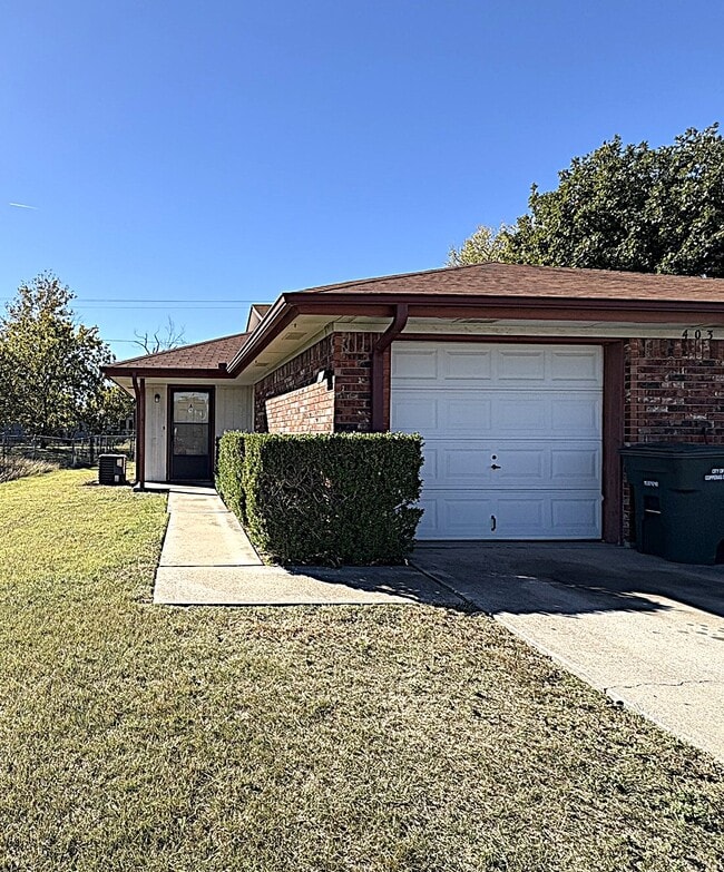 Photo - 403 W Avenue D