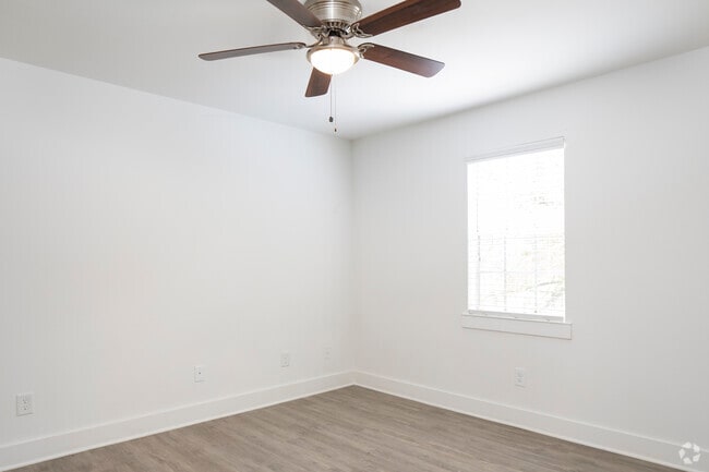 2 BR, 1 BA 800 SF (Renovated)