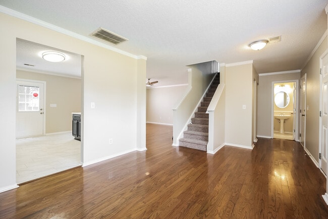 Photo - 121 Hatters Ct