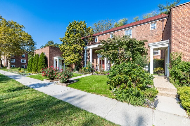 Photo - Parkway Village