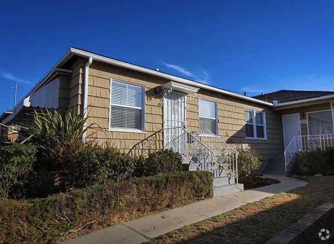 Building Photo - 5918 S Fairfax Ave Rental