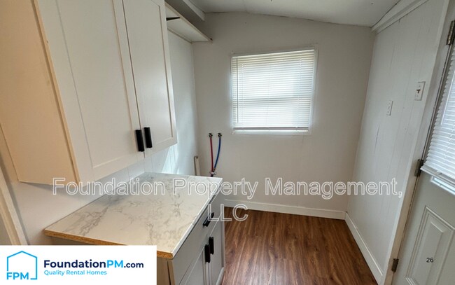 Photo - 2569 Henderson St