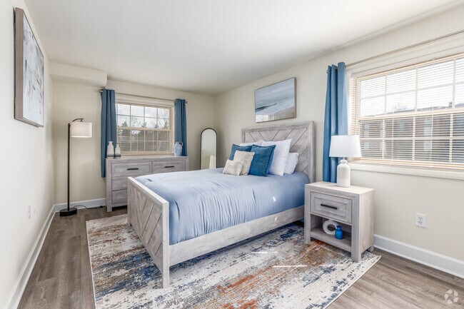 2BR, 1BA - 894SF - Bedroom