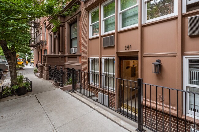 Photo - 281 W 11th St