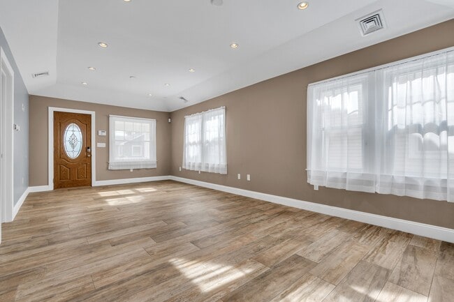 Photo - 35 Lipman Pl