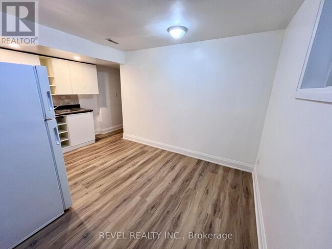 Photo - 564 Blackthorn Ave