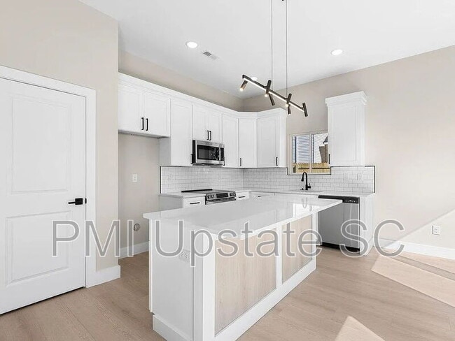 Photo - 367 College St