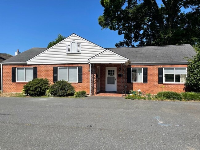 Building Photo - Adorable Duplex in Myers Park!