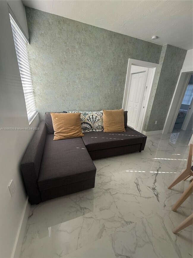 Photo - 8340 Crespi Blvd Unidad 18
