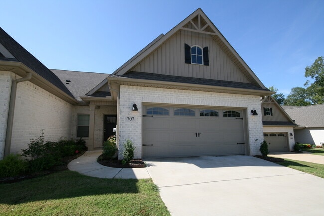 Photo - 707 Sluice Dr SW House