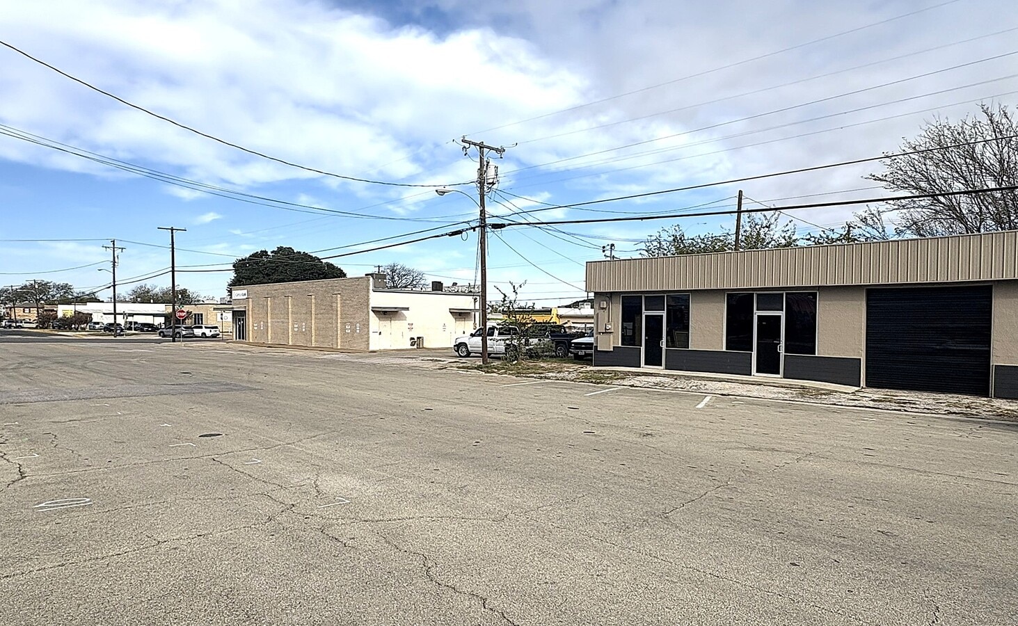 Photo - 112 W Avenue E