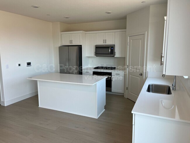 Photo - 383 Manhattan Dr