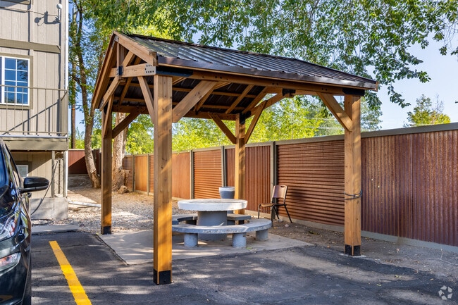 Picnic Area - SLICK ROCK APARTMENTS