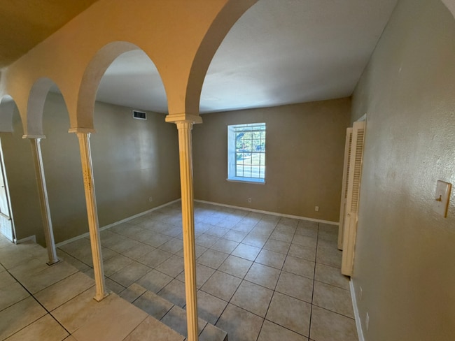 Photo - 170 De Chantle Rd Unit 205