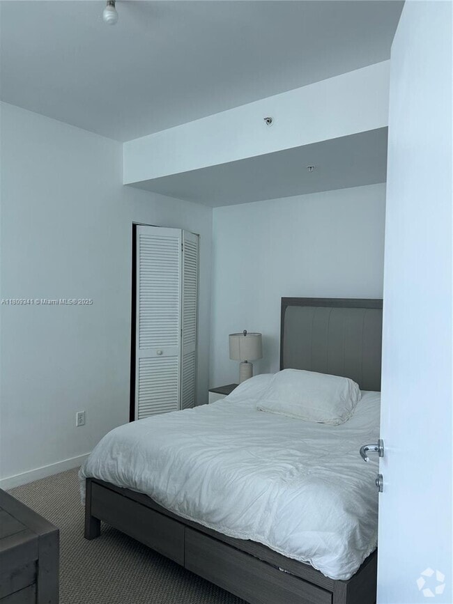 Building Photo - 300 S Biscayne Blvd Unit T-2011 Rental