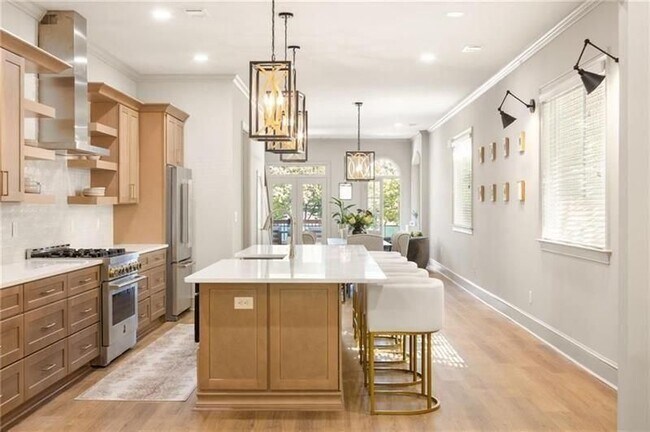 Photo - 722 Lakeview Ave NE