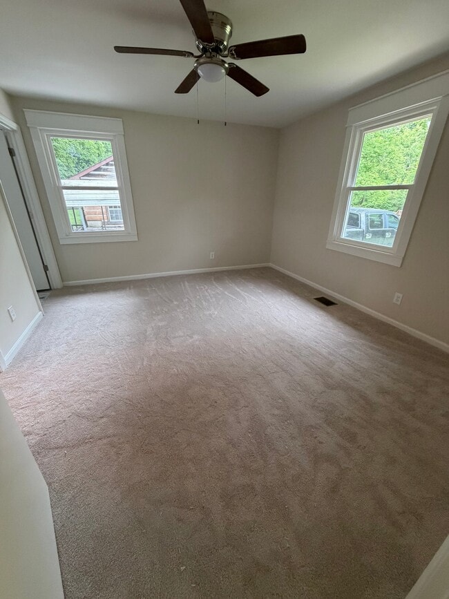 Photo - 1023 Deerfoot Dr