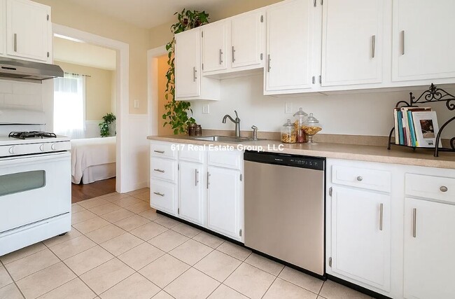Building Photo - 60 Litchfield St Rental
