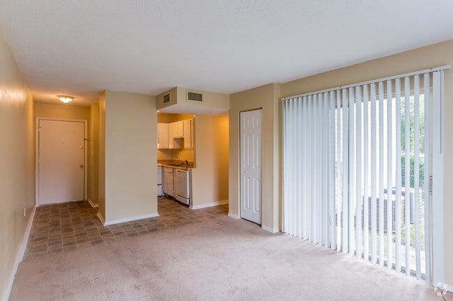 1 BR, 1 BR - 725 SF - Living Room