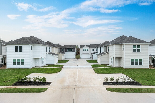 Building Photo - Lakewood Manor