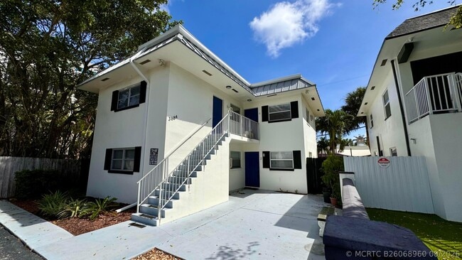 Building Photo - 3684 NE 11th Ave Unit 4