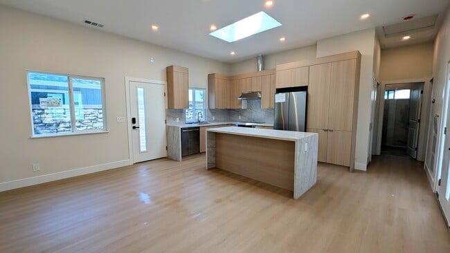 Kitchen - 102 Loma Vista Ct