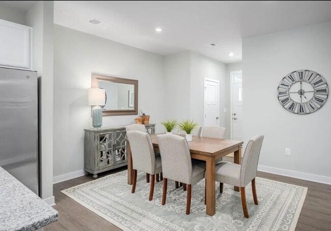 Photo - 736 Empire St