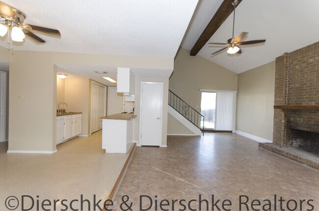 Photo - HUGE 3 bedroom townhouse off Sunset AVAILA...
