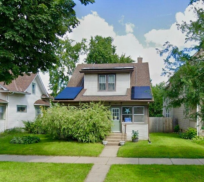 Encantadora casa unifamiliar con paneles solares, plantas perennes maduras y un porche orientado al sur. - 783 Edmund Ave W
