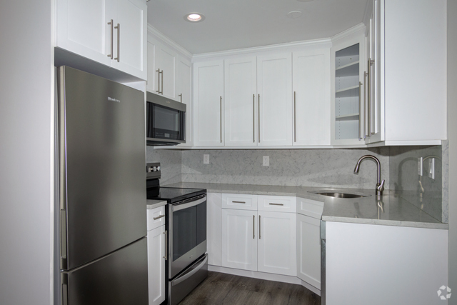 Shaker-Style Wood Cabinets - Fairfield Plaza South Rental