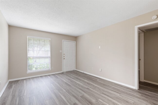 Photo - 233 W Tri Oaks Ln Unidad True