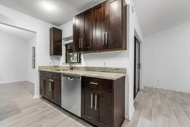 Photo - 190 Parkwood Dr S