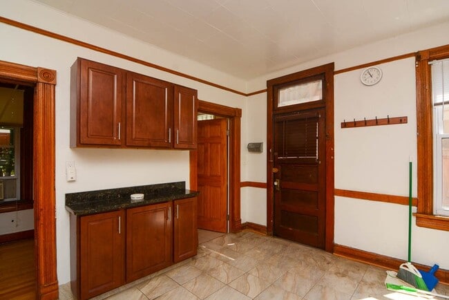 Building Photo - 2622 N Marshfield Ave Unit J03P