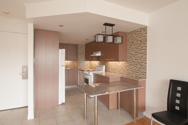 Building Photo - 1975 Maisonneuve Blvd W Unit 1909