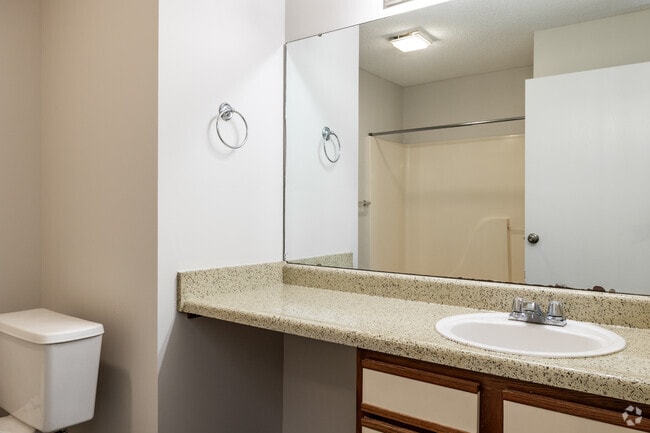 2BR, 1BA - 850SF/Bathroom