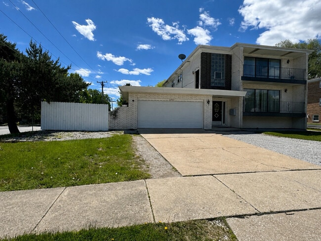Building Photo - 16W671 56th St Unit 1