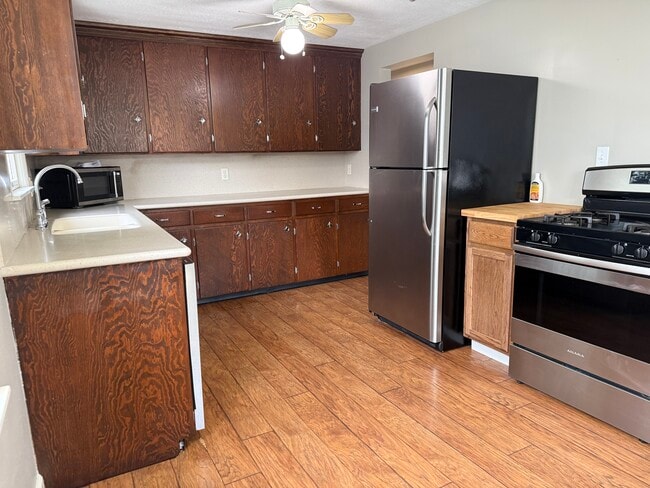 Kitchen with appliances included - 818 Wyoming Pl NE