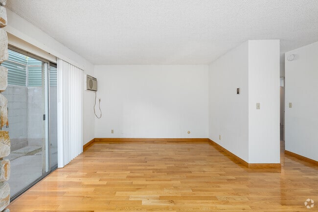 2BR, 2BA - 1,100SF - Living Room