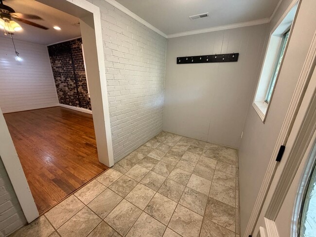 Photo - 3 Bedrooms, 1 Bathroom - Home in Celanese!