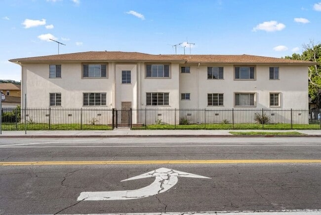 Building Photo - 4012 S Hillcrest Dr