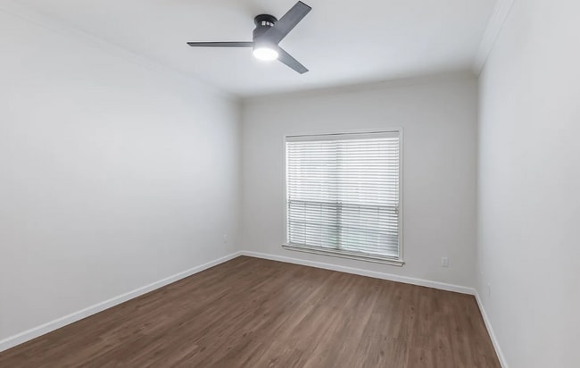 Building Photo - 12680 Hillcrest Rd Unit Williamsburg Condominiums